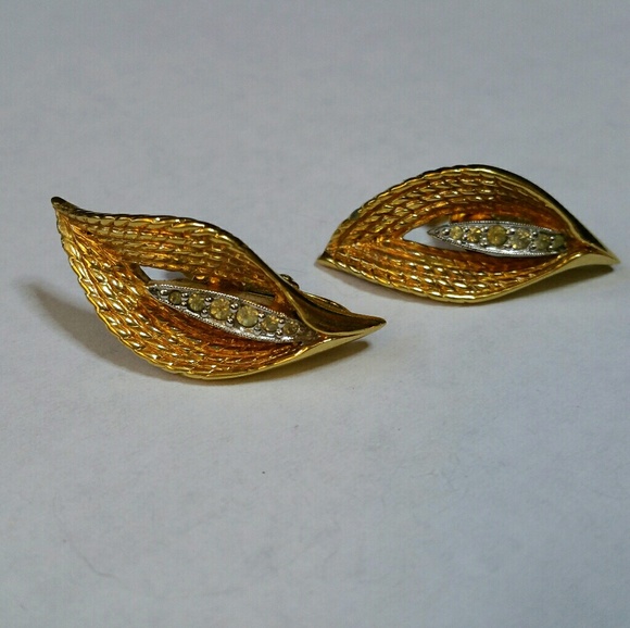 Vintage calla lily w/ rhinestones clip on earrings - Picture 3 of 7